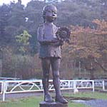 ひまわりを抱く少年像