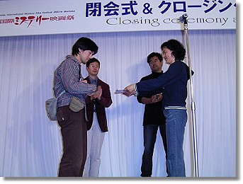 トロフィーをオ・ジョンワンさんから
